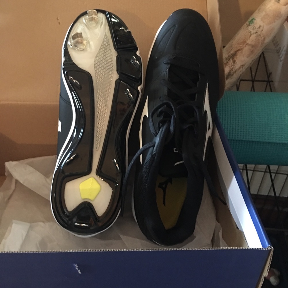 Mizuno baseball cleats. Size 9